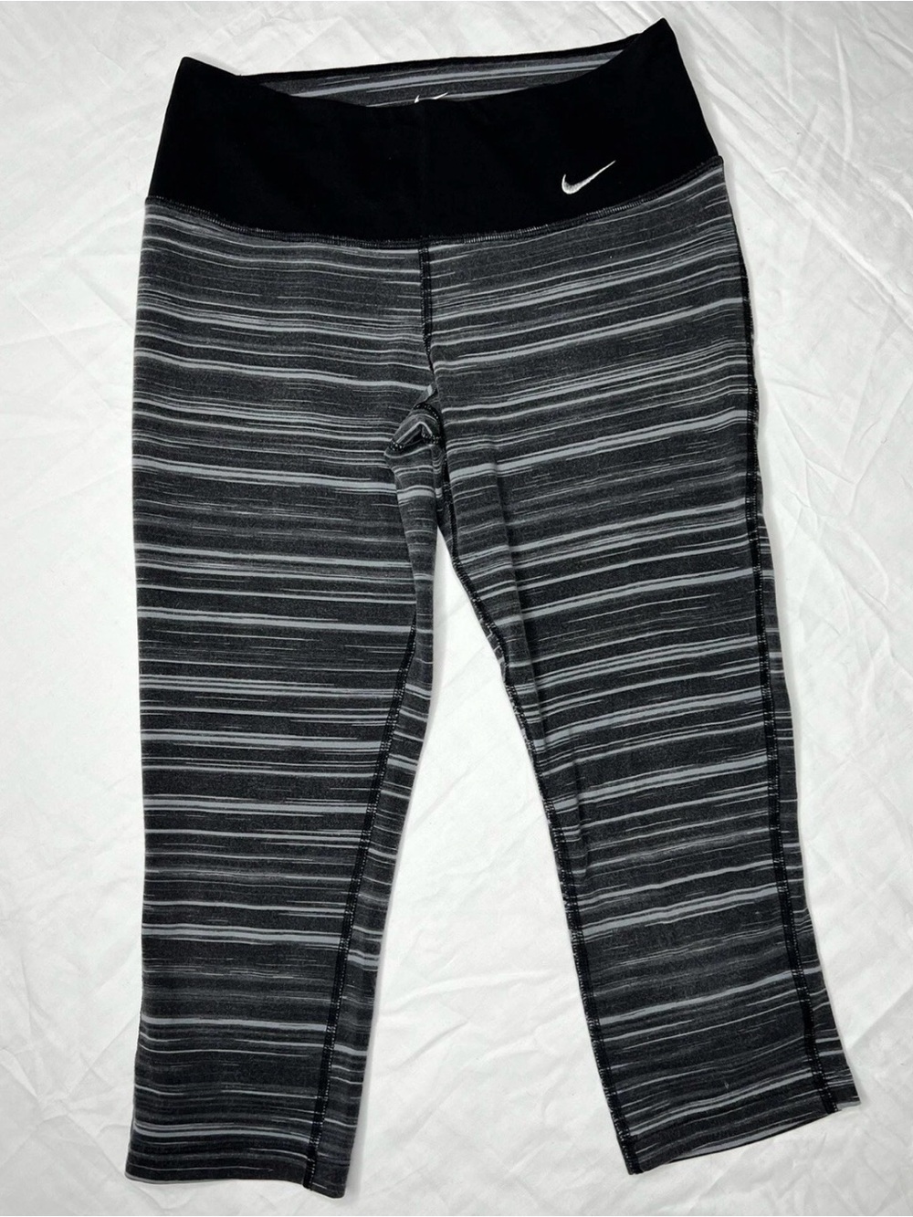 Nike Dri-Fit Advantage Running Capri Pants Womens Size XS Black White 645799-065